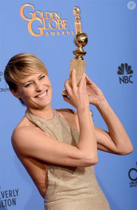 robin wright topless|Robin Wright laisse échapper sa poitrine aux Golden Globes 2014